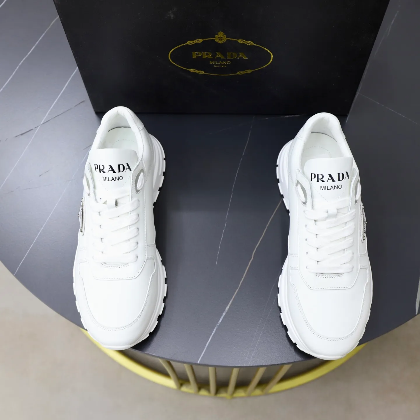 Factory price: 600💰Top original order Brand: PRADA (Prada) Standard code: Men's size 38/44 (45 can be customized) Grade: Same as the official website Material: Original cowhide stitching, cowhide lining, original combination two-color wear-resistant soft outsole Style category: casual sports version, young fashion, European and American trend, British style Color: actual picture color